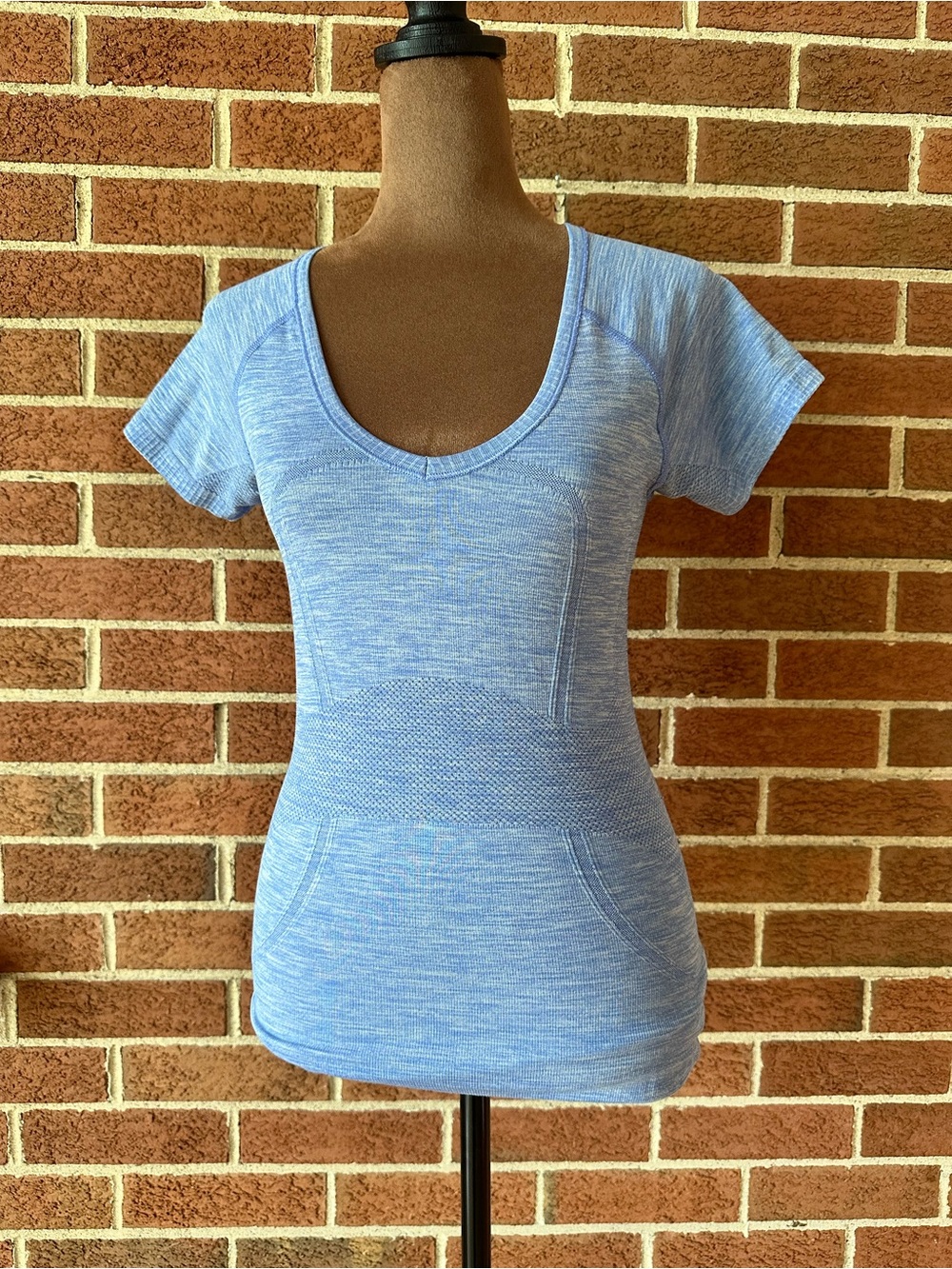 Lululemon Light Blue Short Sleeve Scoop Neck Activewear Top, Size 6